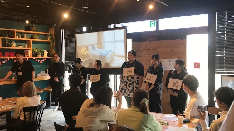 勉強会で、スタッフが発表している様子の写真