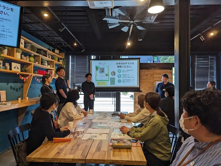 会場のカフェスペースで勉強会が進んでいる写真